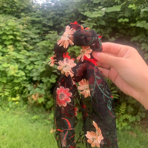 SCRUNCHIES - Picture 3 of 8